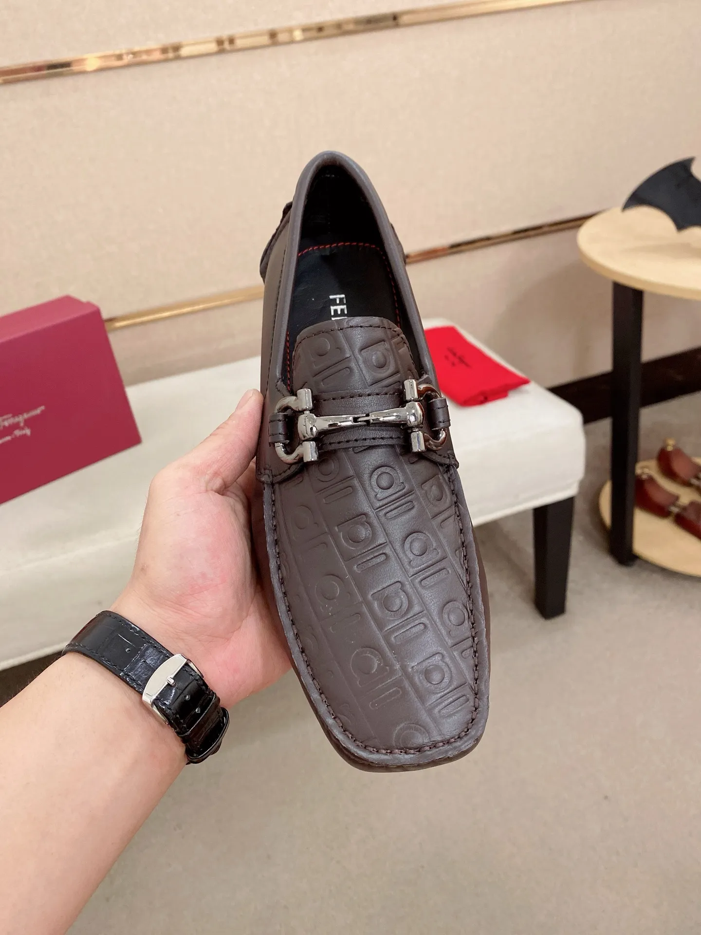 Men's shoes💰: 560💰High-end quality! Ferragamo🆕🆕Exclusive hot-selling products in stock🔥🔥New products on the shelves, high-quality Ferragamo men's pea shoes, high-end casual driving shoes, with complete packaging! 💪 💪 Material: imported cowhide 🐂 + imported high-quality water-dyed cowhide lining + wear-resistant outsole 👍🏻👍🏻 Features: high-end and comfortable, purely handmade 🚀 🚀 Create the perfect shoes that suit you best 🔥 🔥 Size: (38-44) 45 standard size can be customized!